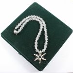 Köves ásványi ékszer Hegyi kristály matt 8mm golyók, méretes "jégkirálynős"  hópehely medállal és egyéb fém   zárral  43cm  45g