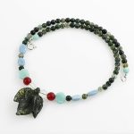 Bőséghozó nyaklánc mohaacháttal