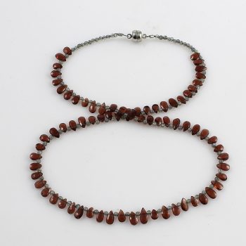 Köves ásványi ékszer. Gránát és labradorit golyók nyaklánc