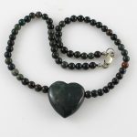 Köves ásványi ékszer. Heliotrop nyaklánc szív medállal