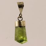Köves ásványi ékszer Peridot vastag rombuszka kristály medál