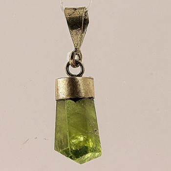 Köves ásványi ékszer Peridot vastag rombuszka kristály medál