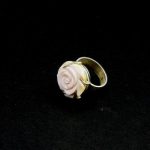 Köves ásványi ékszer Queen Conch kagyló közepes faragott rózsa 925-ös ezüst gyűrű