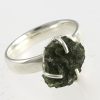 Köves ásványi ékszer Nyers moldavittal ezüst karmos gyűrű