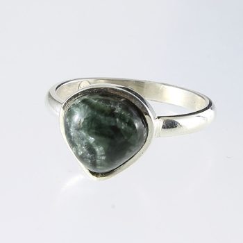 Köves ásványi ékszer Serafinit 3szög ezüst gyűrűben